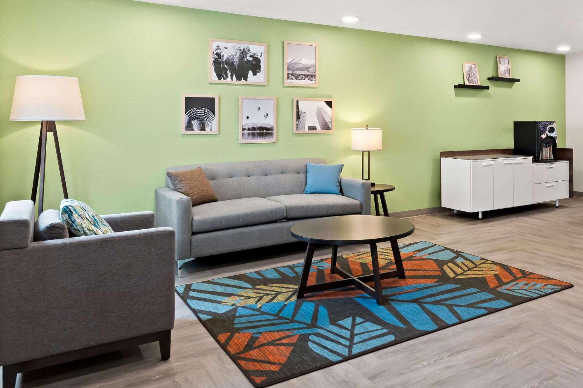 Woodspring Denver Commerce Hotel *