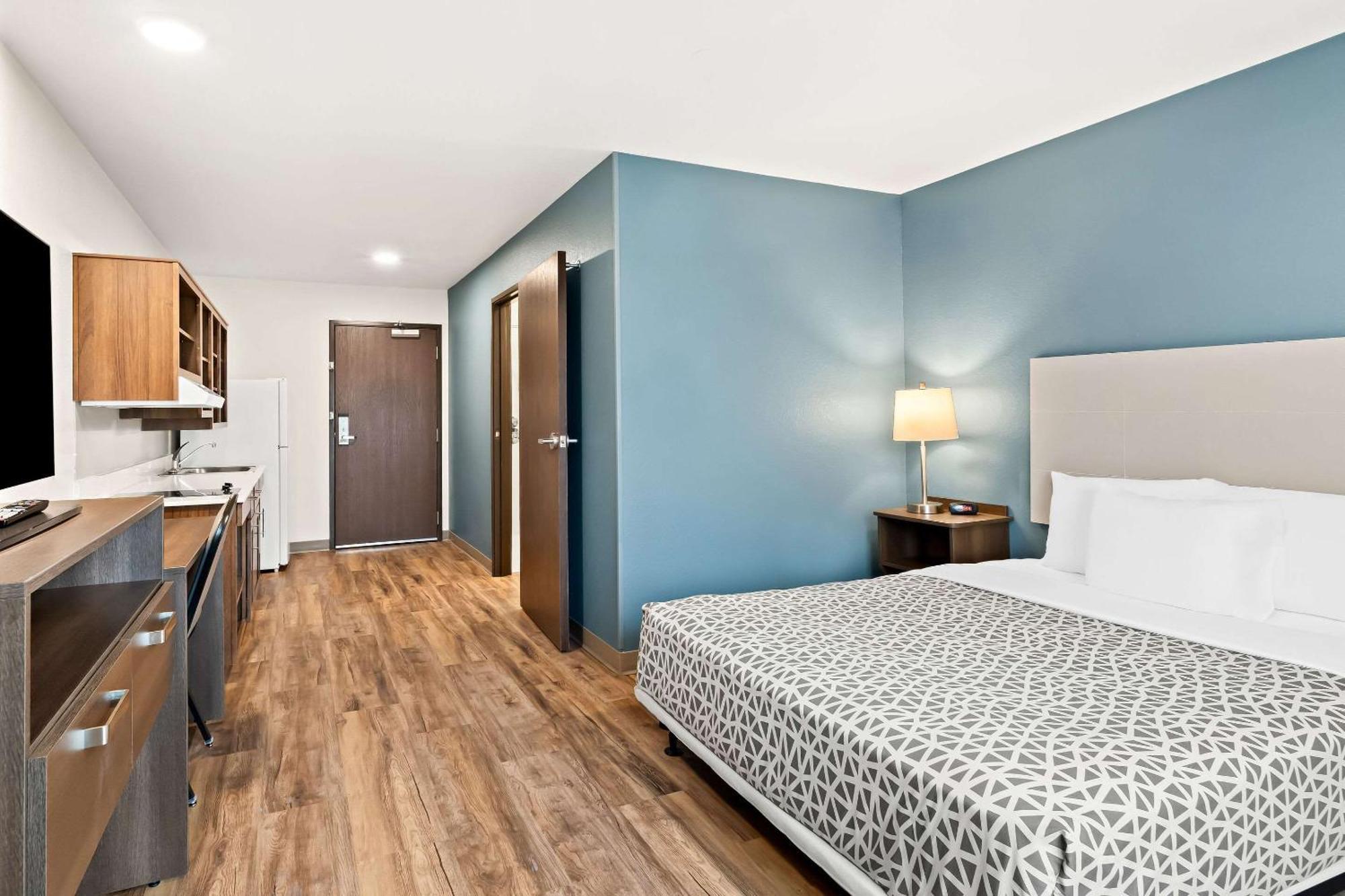 Woodspring Denver Commerce