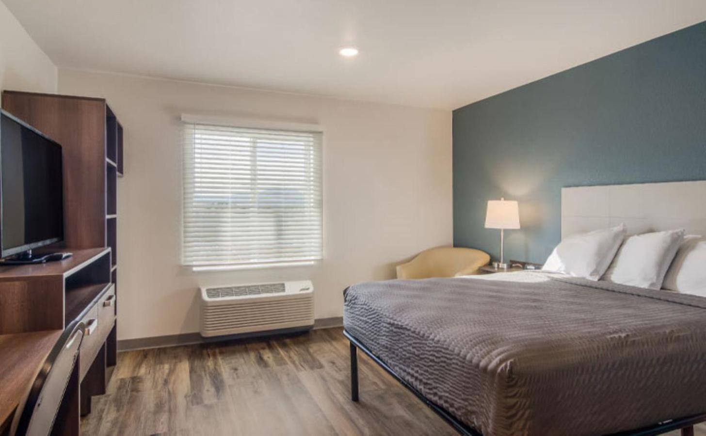 Woodspring Denver Commerce Hotel *